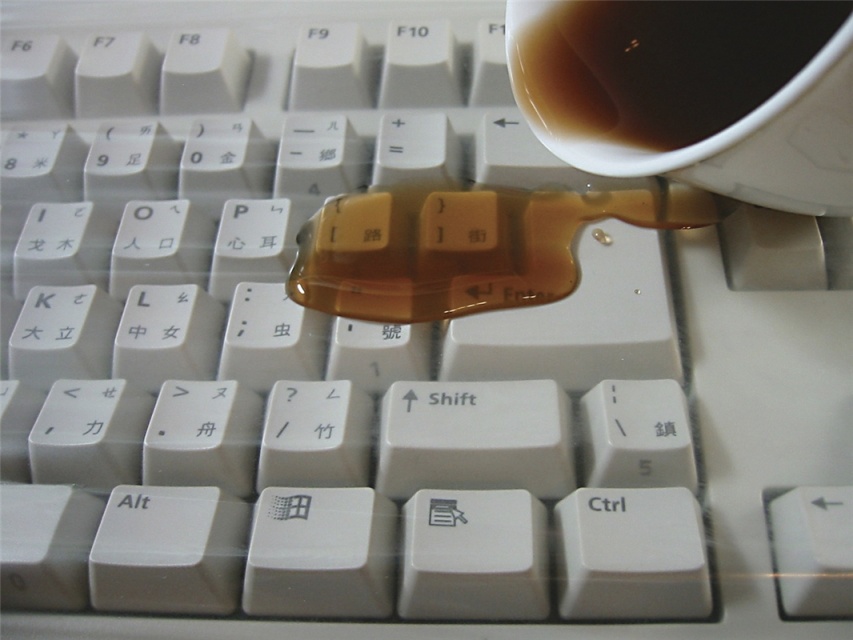 DELTACO Damm och spillskydd för alla typer av tangentbord