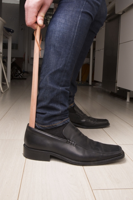 Kikkerland Cedar Shoe Horn (CD125)