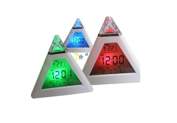 Väckarklocka pyramid (glowing LED) in the group HOME, HOUSEHOLD & GARDEN / Watches & Counters / Alarmclocks at TP E-commerce Nordic AB (38-12168)