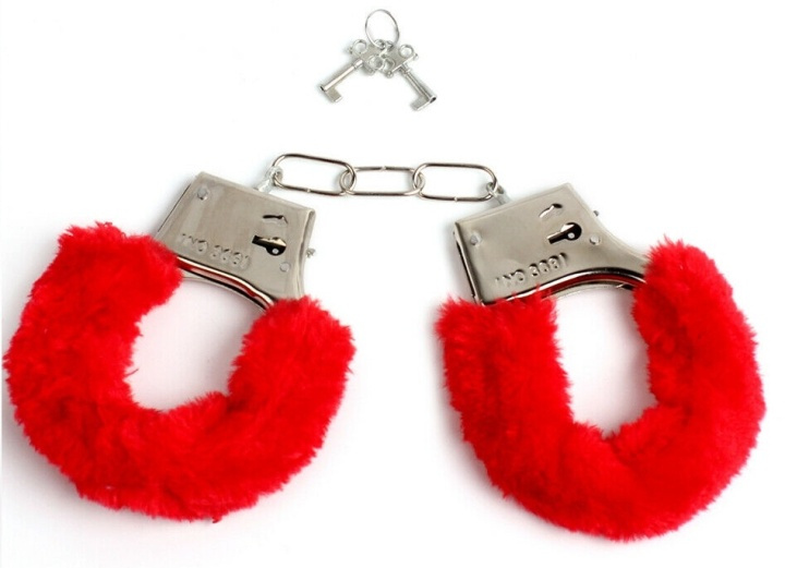 Handcuffs with fluff, Red in the group Sport, leisure & Hobby / Fun stuff / Fun stuff at TP E-commerce Nordic AB (38-80951)