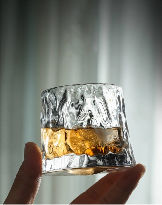 Tilted whiskey glass, hammered glass in the group HOME, HOUSEHOLD & GARDEN / Kitchen utensils / Wine & Drink accessories at TP E-commerce Nordic AB (38-82739)