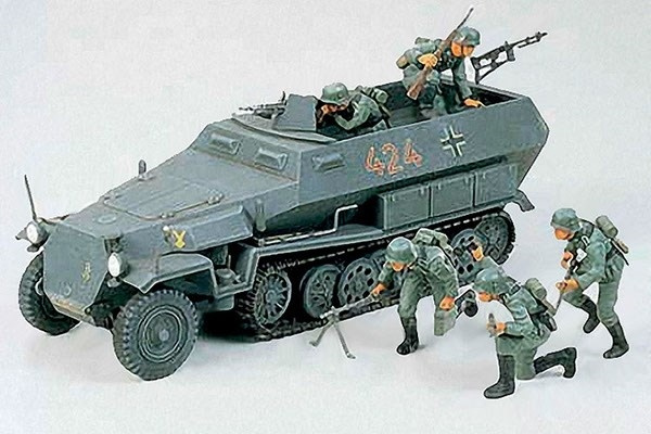 Tamiya 1/35 HANOMAG SDKFZ 251/1 in the group Sport, leisure & Hobby / Hobby / Plastic models / Military vehicles (land) at TP E-commerce Nordic AB (A06247)