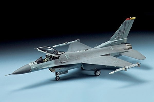 Tamiya 1/72 F-16CJ Fighting Falcon in the group Sport, leisure & Hobby / Hobby / Plastic models / Airplanes/Helicopters at TP E-commerce Nordic AB (A06529)