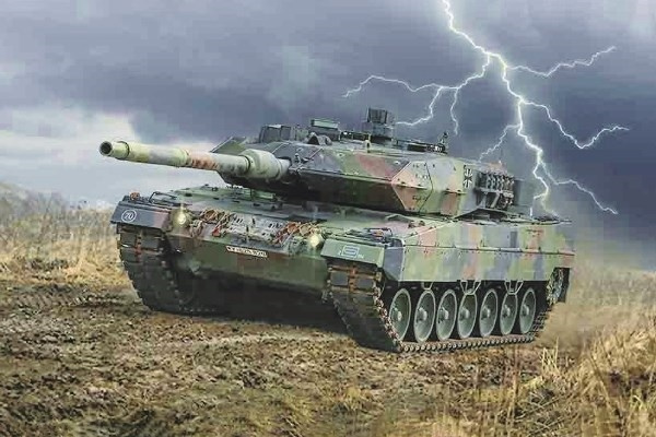 Italeri 1:35 Leopard 2A6 in the group Sport, leisure & Hobby / Hobby / Plastic models / Military vehicles (land) at TP E-commerce Nordic AB (A07238)