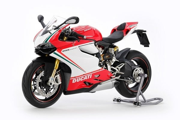 Tamiya 1/12 Ducati 1199 panigale S Tricolore in the group Sport, leisure & Hobby / Hobby / Plastic models / Motorcycles at TP E-commerce Nordic AB (A07345)