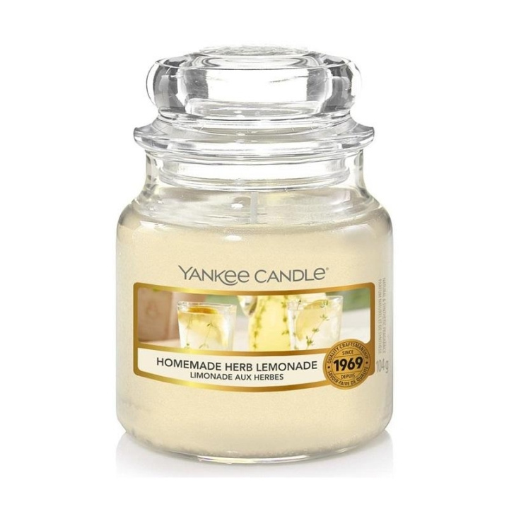 Yankee Candle Classic Small Jar Homemade Herb Lemonade 104g in the group BEAUTY & HEALTH / Fragrance & Perfume / Other fragrances / Scented candles at TP E-commerce Nordic AB (C00633)