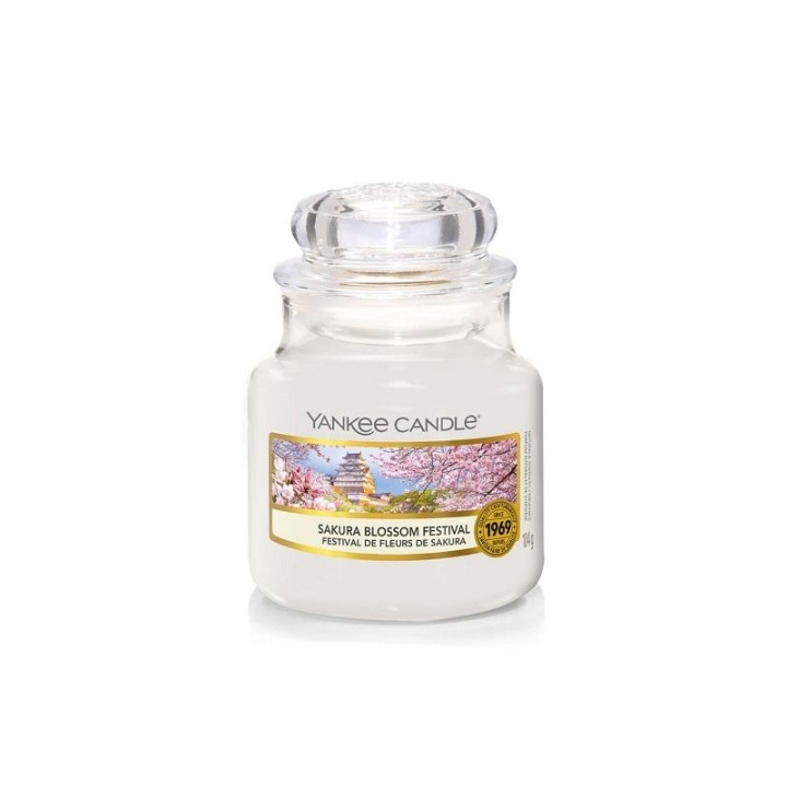 Yankee Candle Classic Small Jar Sakura Blossom Festival 104g in the group BEAUTY & HEALTH / Fragrance & Perfume / Other fragrances / Scented candles at TP E-commerce Nordic AB (C11191)