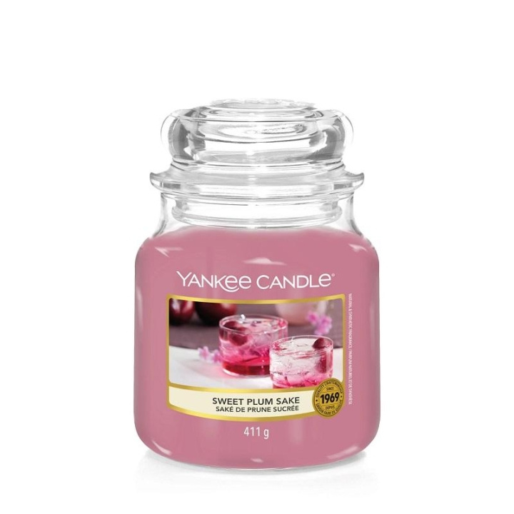 Yankee Candle Classic Medium Jar Sweet Plum Sake 411g in the group BEAUTY & HEALTH / Fragrance & Perfume / Other fragrances / Scented candles at TP E-commerce Nordic AB (C11196)