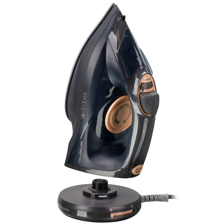 <p><strong>Efficient and functional steam iron that cleans itself</strong></p><p>This steam iron from Emerio features a ceramic-coated soleplate and steam functions for fast and efficient ironing. Plug in the iron and adjust the heat and steam. With the s in the group HOME, HOUSEHOLD & GARDEN / Clothes care / Irons at TP E-commerce Nordic AB (C28838)