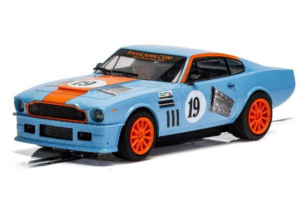 SCALEXTRIC Aston Martin V8 - Gulf Edition - Rikki Cann Racing in the group TOYS, KIDS & BABY PRODUCTS / Radio controlled / Racing tracks / Cars at TP E-commerce Nordic AB (C29641)