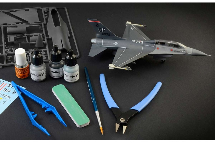 ITALERI 1:72 Complete modeling set F-16 C/D Night Falcon in the group Sport, leisure & Hobby / Hobby / Plastic models / Airplanes/Helicopters at TP E-commerce Nordic AB (C29838)