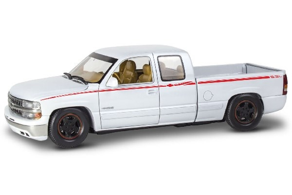 Revell 1999 Chevy Silverado Custom Pickup in the group Sport, leisure & Hobby / Hobby / Plastic models / Cars at TP E-commerce Nordic AB (C29997)