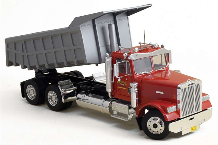 ITALERI 1:24 Freightliner tung dumper in the group Sport, leisure & Hobby / Hobby / Plastic models / Cars at TP E-commerce Nordic AB (C30525)