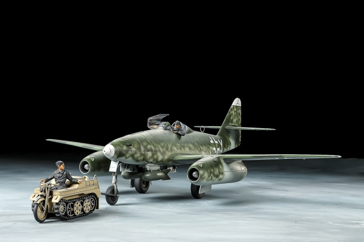 TAMIYA 1/48 Messerschmitt Me262 A-2a w/Kettenkraftrad in the group Sport, leisure & Hobby / Hobby / Plastic models / Airplanes/Helicopters at TP E-commerce Nordic AB (C31761)