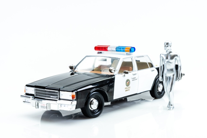 Greenlight Collectibles - 1/18 Artisan Collection - Terminator 2 (1991) - 1987 Cheverolet Caprice with Android in the group Sport, leisure & Hobby / Hobby / Plastic models / Cars at TP E-commerce Nordic AB (D18863)