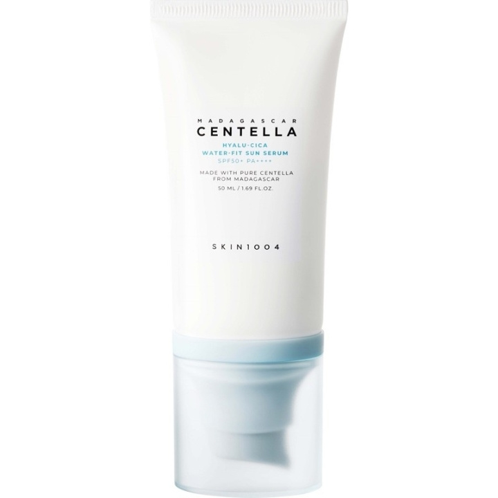 SKIN1004 Madagascar Centella Hyalu-Cica Water-Fit Sun Serum SPF50+PA++++ 50 ml in the group BEAUTY & HEALTH / Skin care / Tanning / Sunscreen at TP E-commerce Nordic AB (D23318)