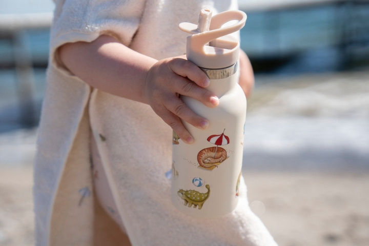 Filibabba Stainless steel water bottle - Dino Beach - Beige - 6-60 m (FI-03589) in the group TOYS, KIDS & BABY PRODUCTS / Eat & Drink / Baby bottle & Accessories at TP E-commerce Nordic AB (D24298)