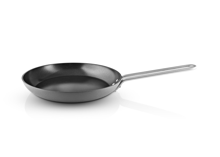Eva Trio Grey Line Frying Pan - Grey - 24 cm in the group HOME, HOUSEHOLD & GARDEN / Kitchen utensils / Frying pans at TP E-commerce Nordic AB (D31128)