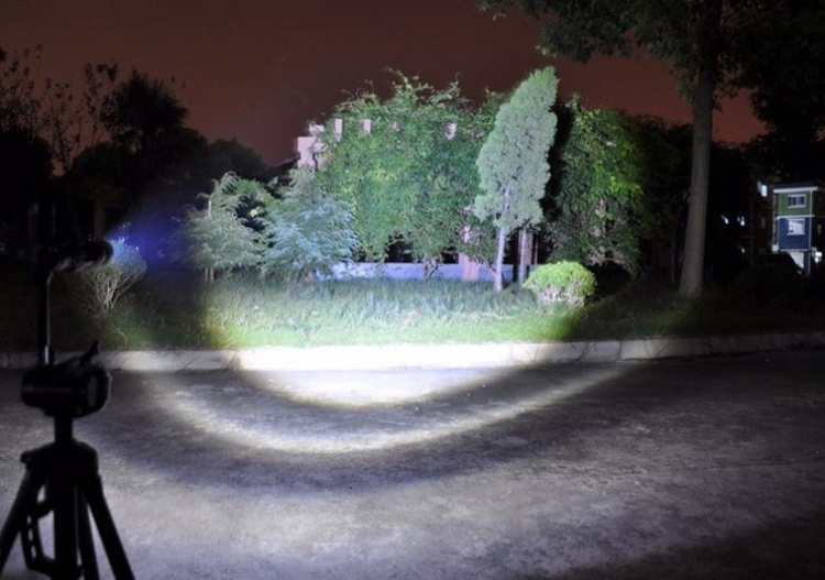 XML-T6 - waterproof flashlight with 3800 lumens & zoom effect