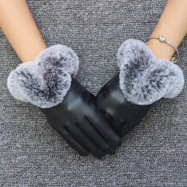 Stylish touchscreen gloves in faux leather and faux fur, M