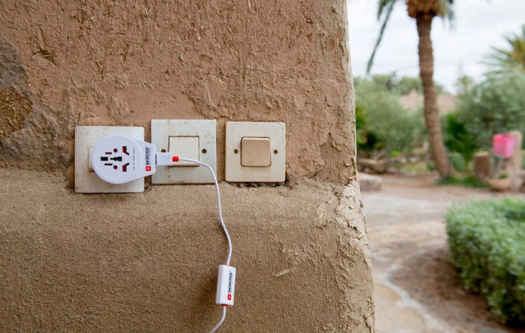 SKROSS World to Europe adapter, integrated USB port SKROSS World to Europe adapter, integrated USB port