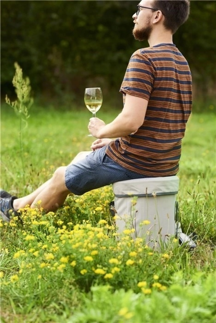 Outfit 20L cooler bag with practical seat Outfit 20L cooler bag with practical seat