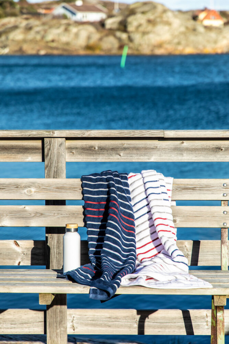 <span>Terry Seaside from Lord Nelson Victory in two different color schemes with stripes and maritime colors. The large size 80x160 cm is ideal as a bath towel, with its 500 g/m² making it soft and comfortable. The two smaller sizes are advantageously mat <span>Terry Seaside from Lord Nelson Victory in two different color schemes with stripes and maritime colors. The large size 80x160 cm is ideal as a bath towel, with its 500 g/m² making it soft and comfortable. The two smaller sizes are advantageously mat