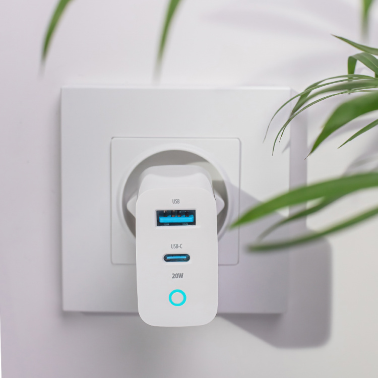 Forever TC-06-20AC PD QC charger 1x USB-C 1x USB 20W white