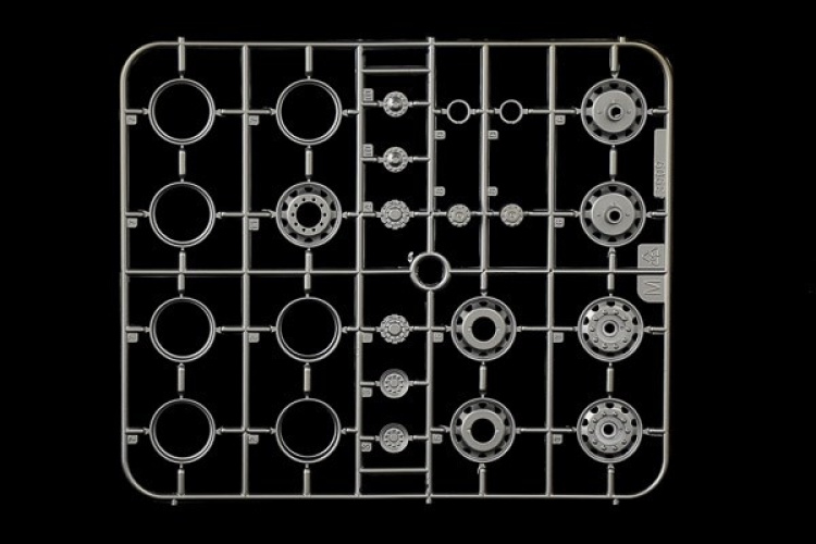 Italeri 1:24 IVECO Hi-Way 480 E5 (Low Roof)