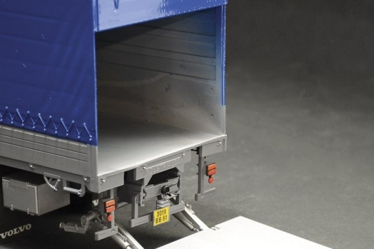 Italeri 1:24 Volvo F16 Globetrotter Canvas with elevator