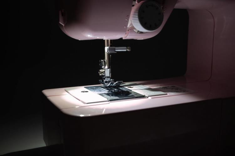 Brother LP14 Limited Edition Sewing machine incl. 10 Bobbins and Finger Guard, Pink