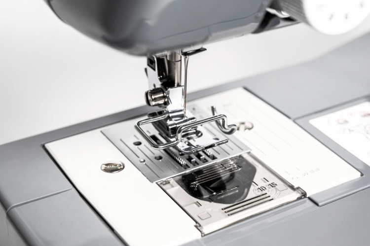 Brother LB14 Limited Edition Sewing machine incl. 10 coils and finger protection, Black