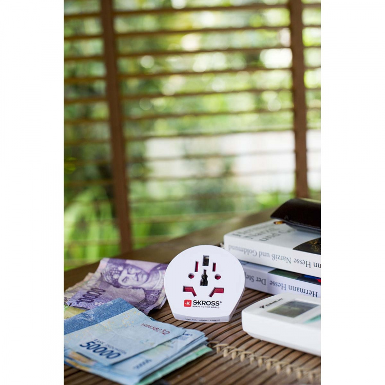 SKROSS Travel Adapter World-to-Europe Earthed SKROSS Travel Adapter World-to-Europe Earthed