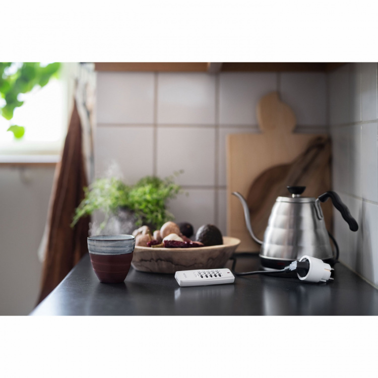 <p><strong>Wireless remote control with 16 channels and group control</strong><br /><br />Wireless remote control (Self-learning code system). 16 units can be controlled individually from LYCT-705, also possibility of group control. Dimmer function with d