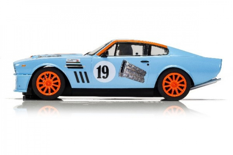 SCALEXTRIC Aston Martin V8 - Gulf Edition - Rikki Cann Racing SCALEXTRIC Aston Martin V8 - Gulf Edition - Rikki Cann Racing