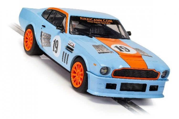 SCALEXTRIC Aston Martin V8 - Gulf Edition - Rikki Cann Racing SCALEXTRIC Aston Martin V8 - Gulf Edition - Rikki Cann Racing