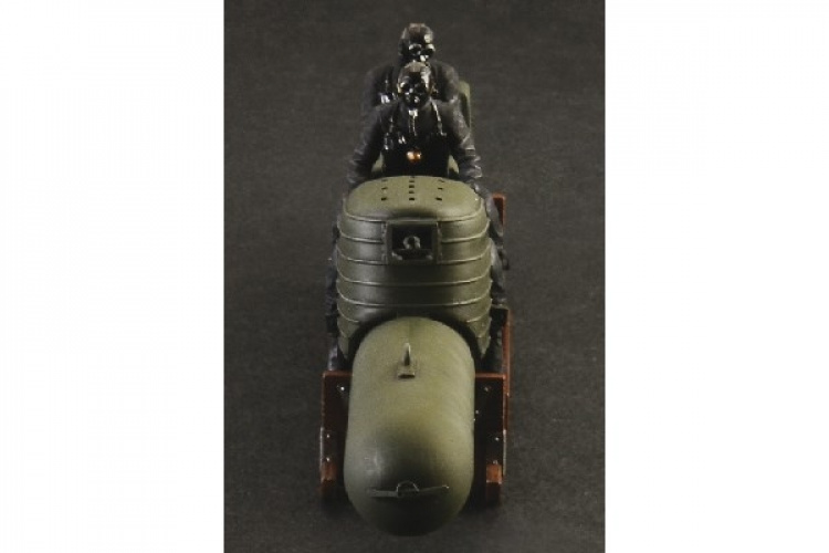 ITALERI 1:35 S.L.C. \'\'Maiale\'\' with crew ITALERI 1:35 S.L.C. \'\'Maiale\'\' with crew