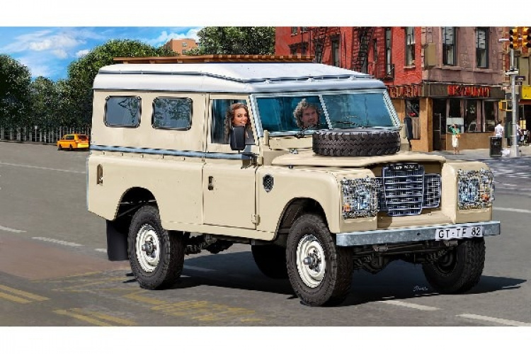 Revell Land Rover Series III LWB (commercial) 1:24