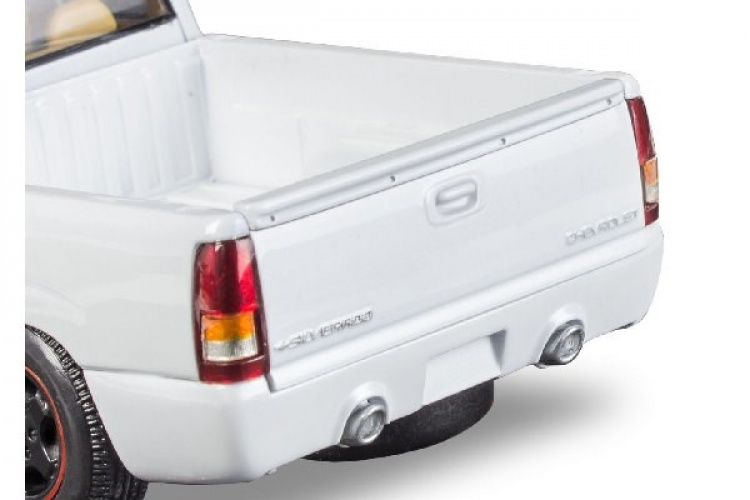 Revell 1999 Chevy Silverado Custom Pickup