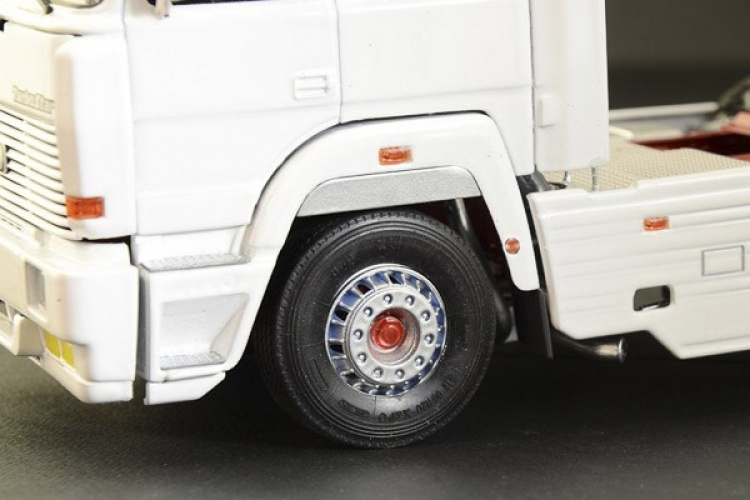 ITALERI 1:24 IVECO Turbostar 190.48 Special ITALERI 1:24 IVECO Turbostar 190.48 Special