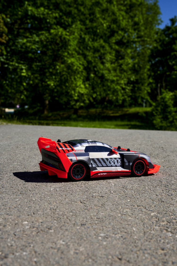 Dickie Toys Audi S1 E-Tron Quattro Drifting - fjärrstyrd bil, RTR Dickie Toys Audi S1 E-Tron Quattro Drifting - fjärrstyrd bil, RTR