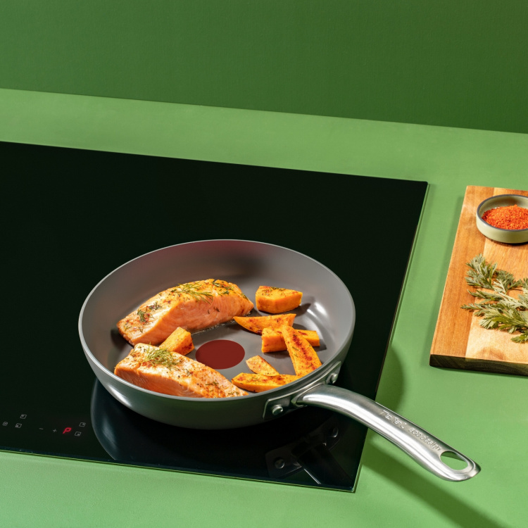 Tefal (RE)NEW+ -stekpanna, 20 cm, keramiskt beläggning, grå. Tefal (RE)NEW+ -stekpanna, 20 cm, keramiskt beläggning, grå.