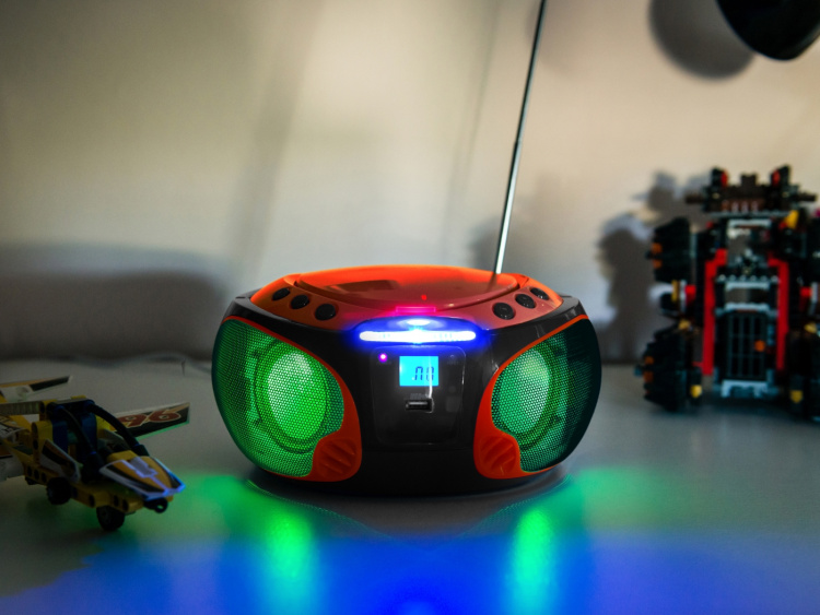 Lenco Portable FM Radio CD/MP3/USB/Bluetooth® player with LED lighting Red Lenco Portable FM Radio CD/MP3/USB/Bluetooth® player with LED lighting Red