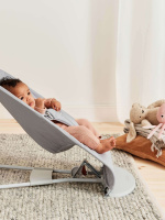 BabyBjörn Bliss Woven Bundle -sitteri + lelu, Light Grey/Googly Eyes(pastelli)
