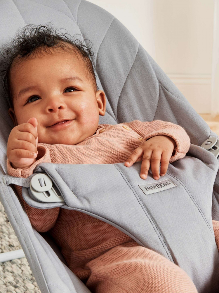 BabyBjörn Bliss Woven Bundle -sitteri + lelu, Light Grey/Googly Eyes(pastelli)