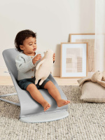 BabyBjörn Bliss Woven Bundle -sitteri + lelu, Light Grey/Googly Eyes(pastelli)