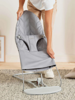 BabyBjörn Bliss Woven Bundle -sitteri + lelu, Light Grey/Googly Eyes(pastelli)