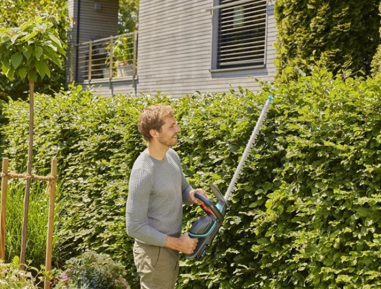 GARDENA ComfortCut 60 18V P4A Battery Hedge Trimmer with 2.6 Ah battery