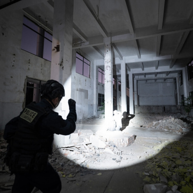 Fenix TK11R flashlight, 1600 lm