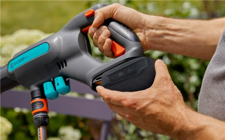 GARDENA AquaClean 24/18V P4A Premium Medium Pressure Washer with Water Tank, Battery and Charger